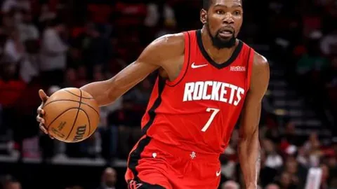 “热刺英格兰联赛杯半决赛首回合击败红军利物浦”